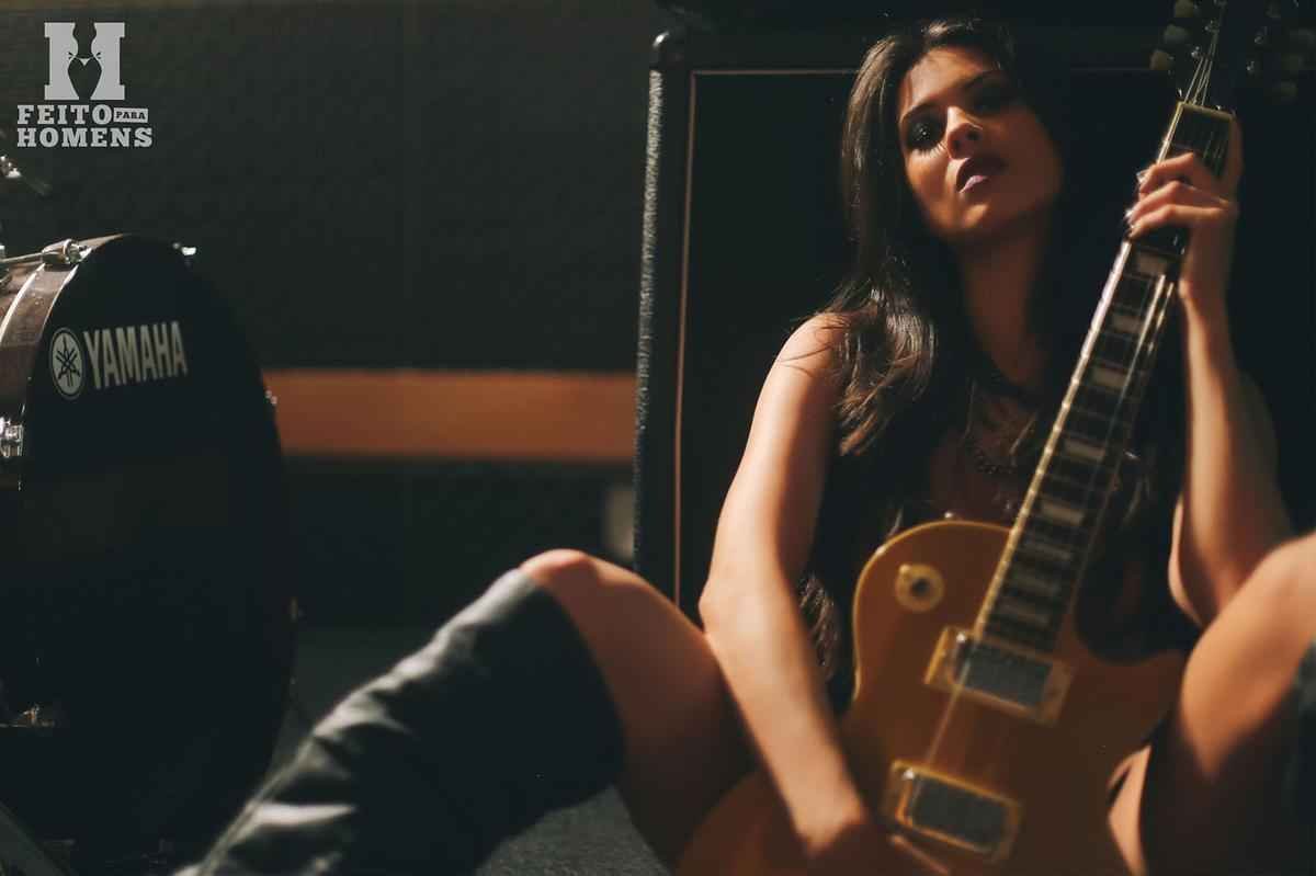 Fotos do ensaio de Camila Oliveira para site Feito para Homens - Octagon girl do UFC fez ensaio temtico sobre Rock'n Roll