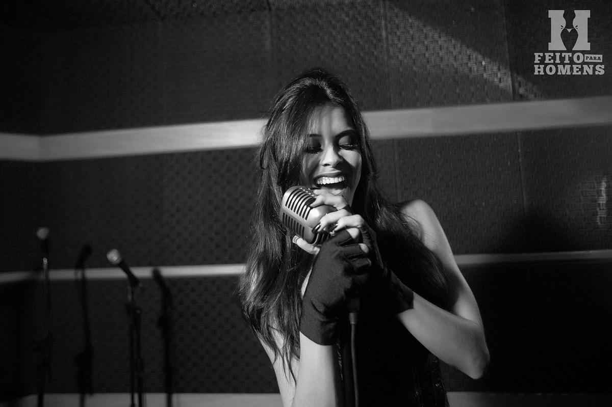 Fotos do ensaio de Camila Oliveira para site Feito para Homens - Octagon girl do UFC fez ensaio temtico sobre Rock'n Roll