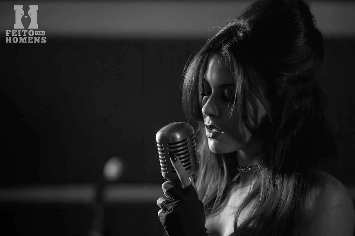 Fotos do ensaio de Camila Oliveira para site Feito para Homens - Octagon girl do UFC fez ensaio temtico sobre Rock'n Roll