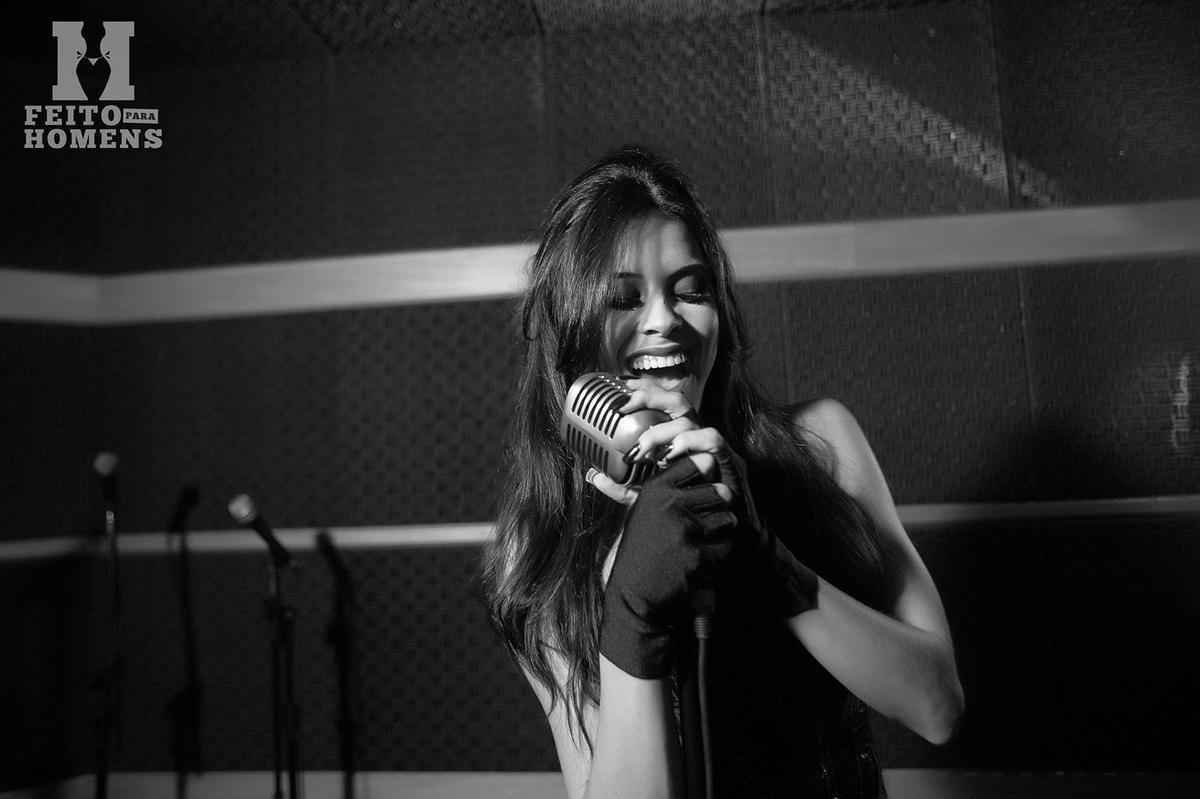 Fotos do ensaio de Camila Oliveira para site Feito para Homens - Octagon girl do UFC fez ensaio temtico sobre Rock'n Roll