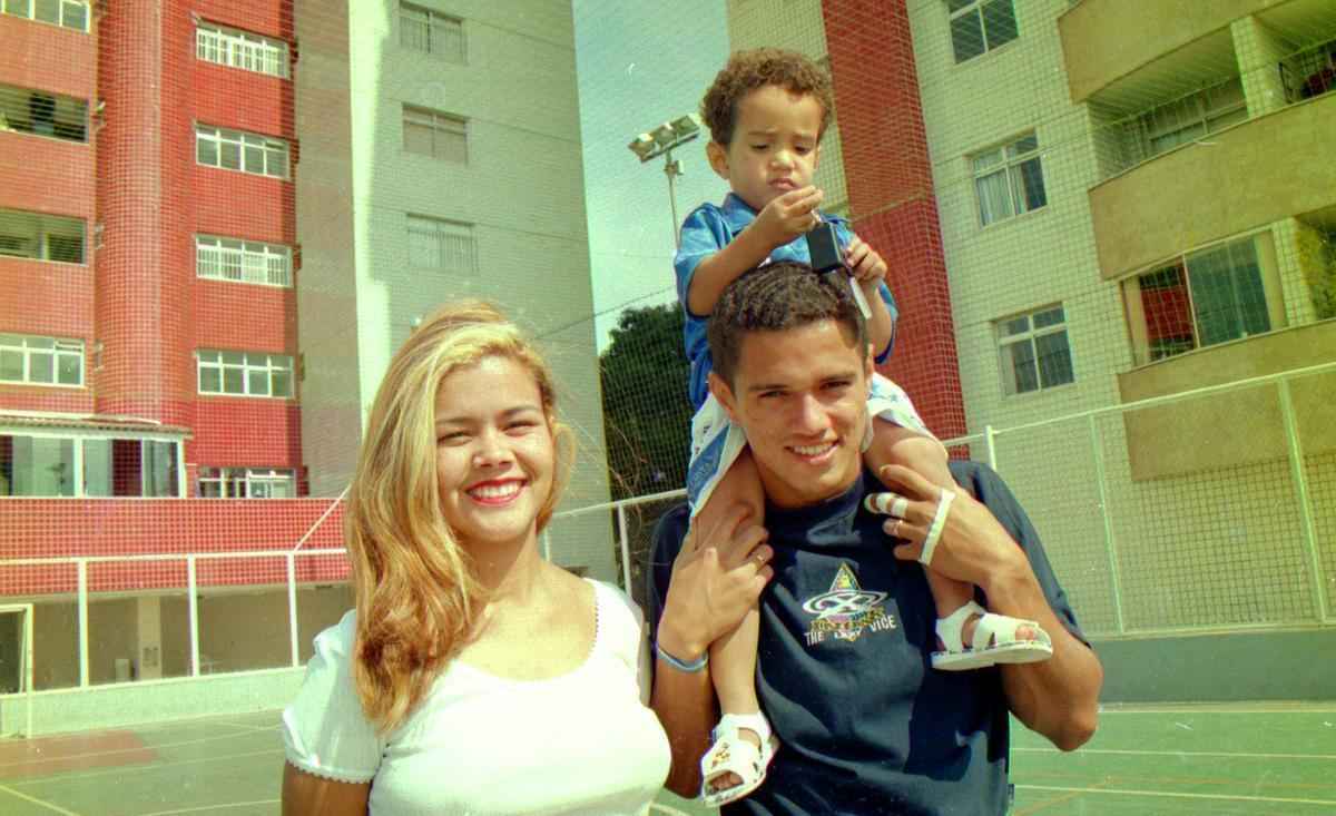 Marcelinho com o pai e a me, na semana da final da Copa do Brasil 96, em BH