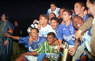 Marcelo (no alto da foto) comemora o bi da Copa do Brasil em So Paulo