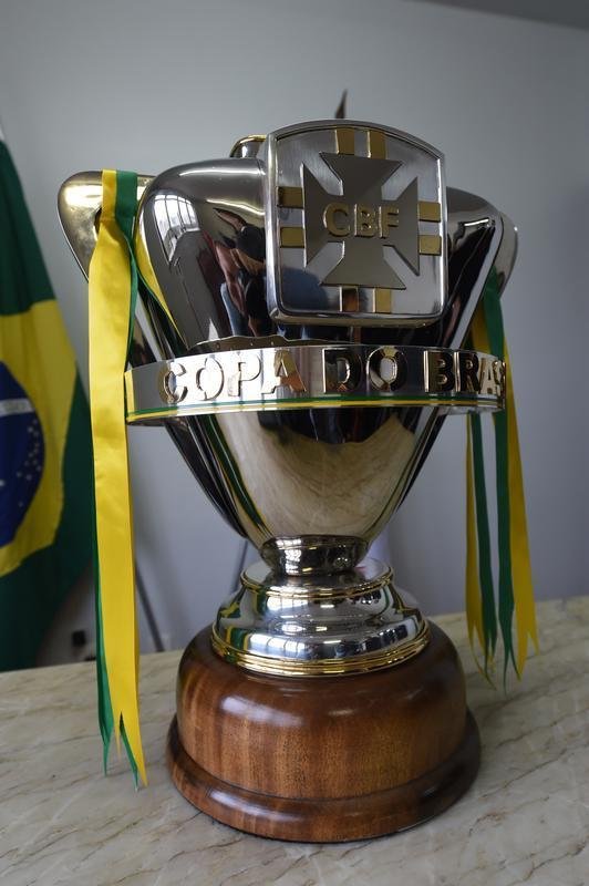 Taa que ser dada na quarta-feira ao campeo est na sede da Federao Mineira de Futebol