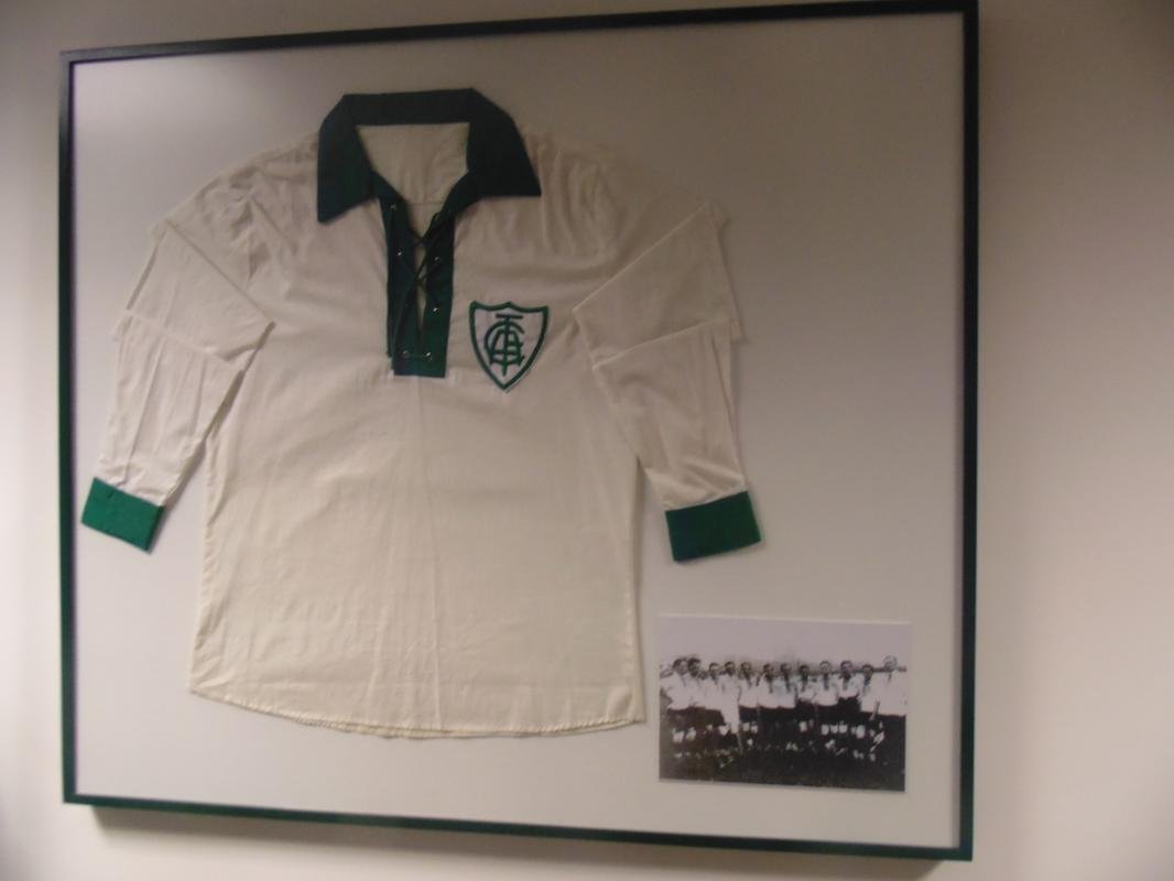 Parte do acervo de camisas antigas na nova sede. O material foi fornecido pelo torcedor e conselheiro Marinho Monteiro.