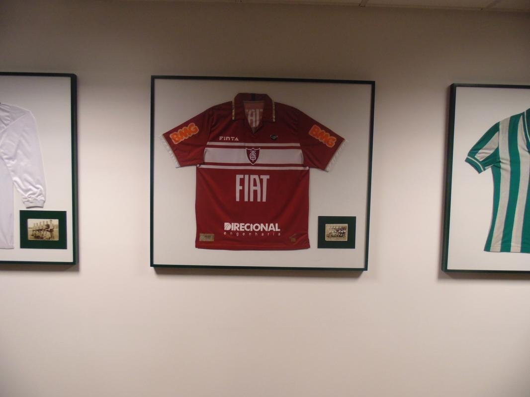 Parte do acervo de camisas antigas na nova sede. O material foi fornecido pelo torcedor e conselheiro Marinho Monteiro.