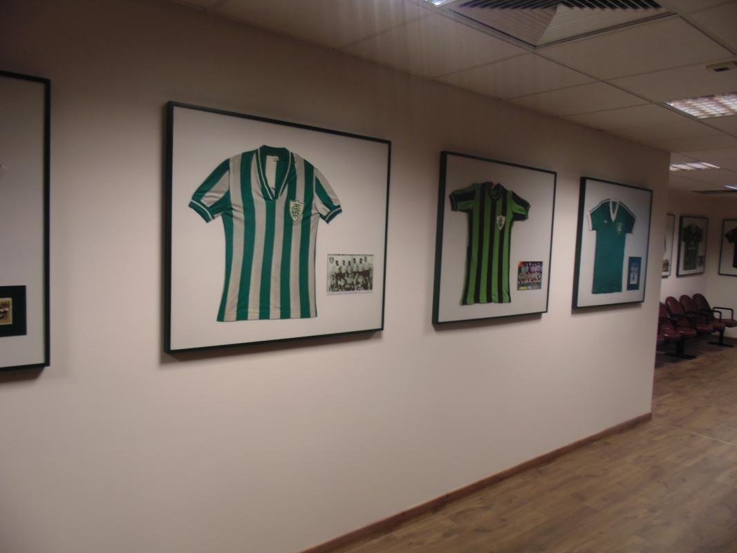 Parte do acervo de camisas antigas na nova sede. O material foi fornecido pelo torcedor e conselheiro Marinho Monteiro.