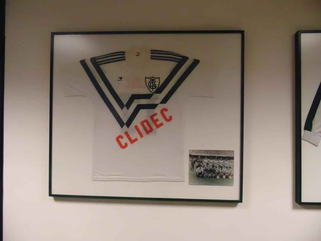 Parte do acervo de camisas antigas na nova sede. O material foi fornecido pelo torcedor e conselheiro Marinho Monteiro.