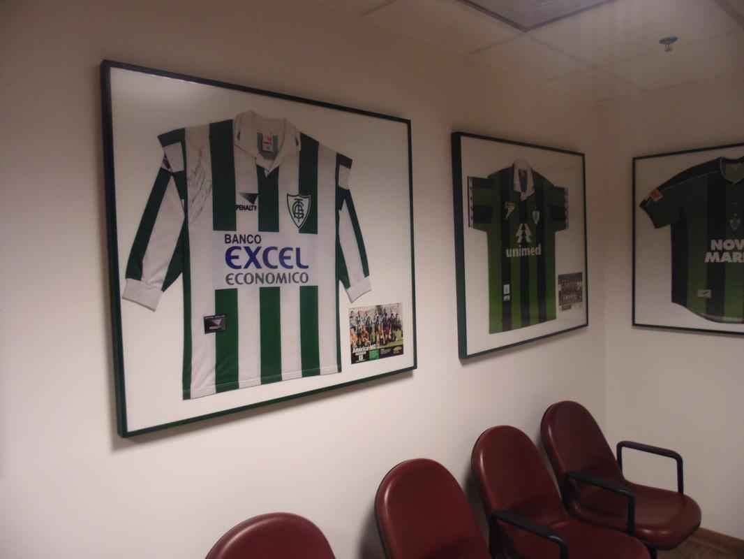 Parte do acervo de camisas antigas na nova sede. O material foi fornecido pelo torcedor e conselheiro Marinho Monteiro.