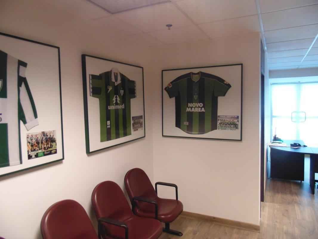 Parte do acervo de camisas antigas na nova sede. O material foi fornecido pelo torcedor e conselheiro Marinho Monteiro.