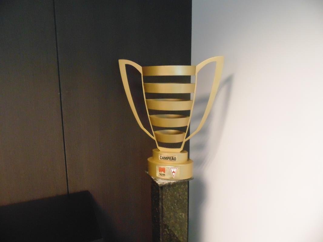 Na sala do conselho, o trofu da Taa BH de Futebol Jnior de 2014. O Coelho foi campeo ao vencer o Atltico na deciso, por 3 a 2.