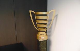 Na sala do conselho, o trofu da Taa BH de Futebol Jnior de 2014. O Coelho foi campeo ao vencer o Atltico na deciso, por 3 a 2.