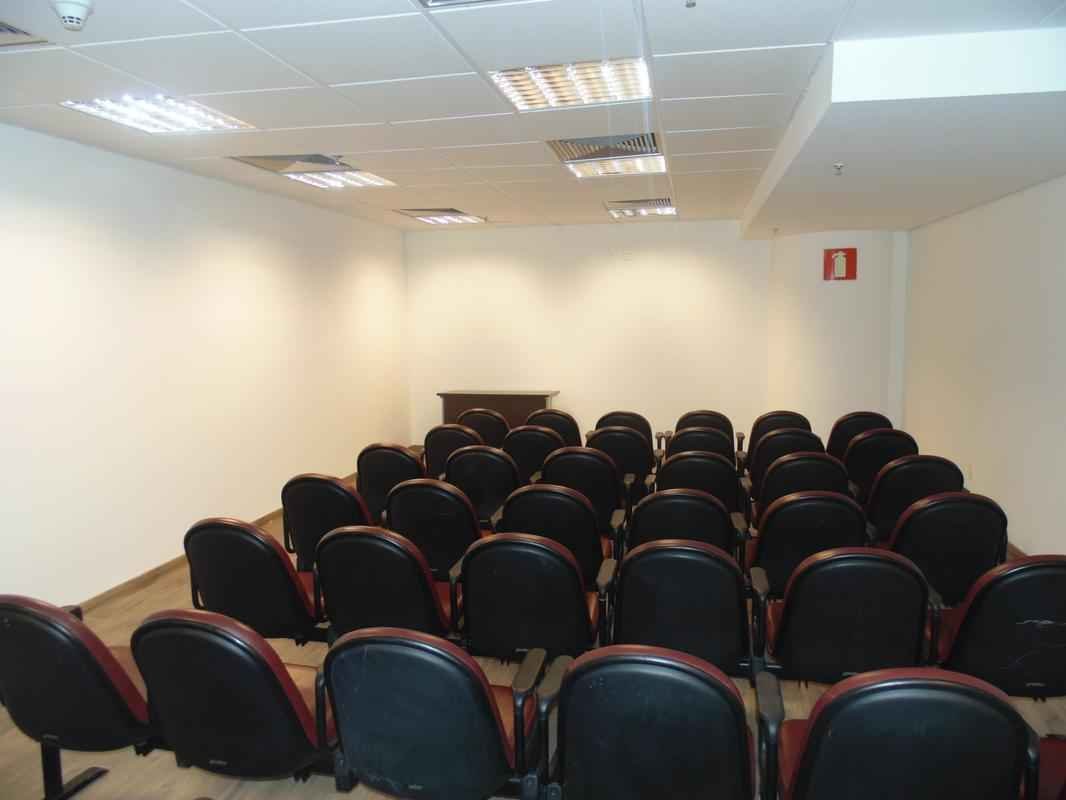 Auditrio equipado com data show e cinema. 