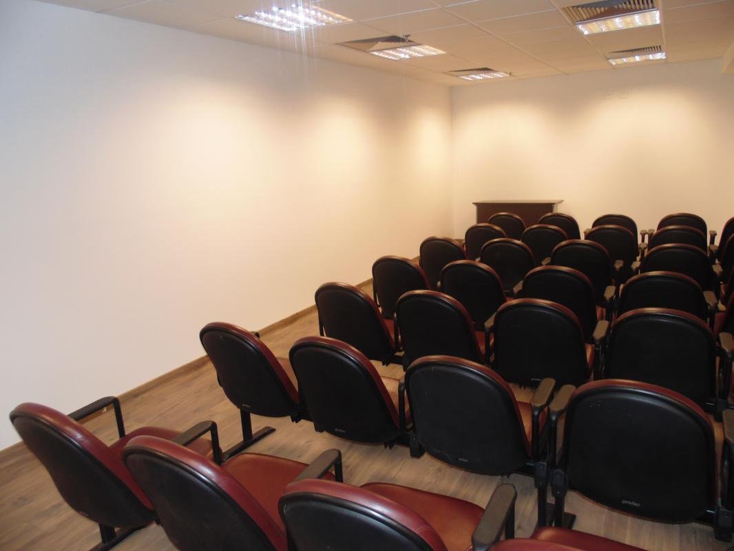 Auditrio equipado com data show e cinema. 