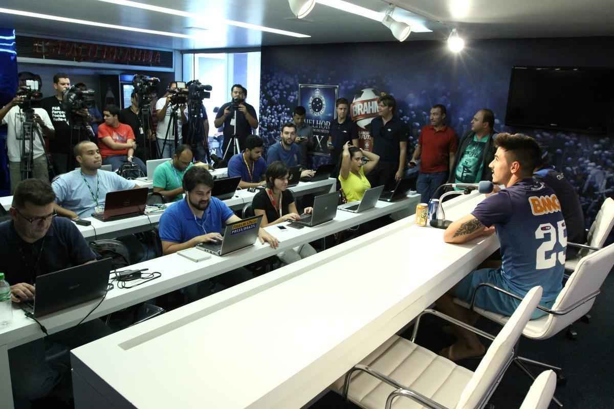 Marcelo Oliveira comandou treino tcnico e promoveu finalizaes na Toca da Raposa II