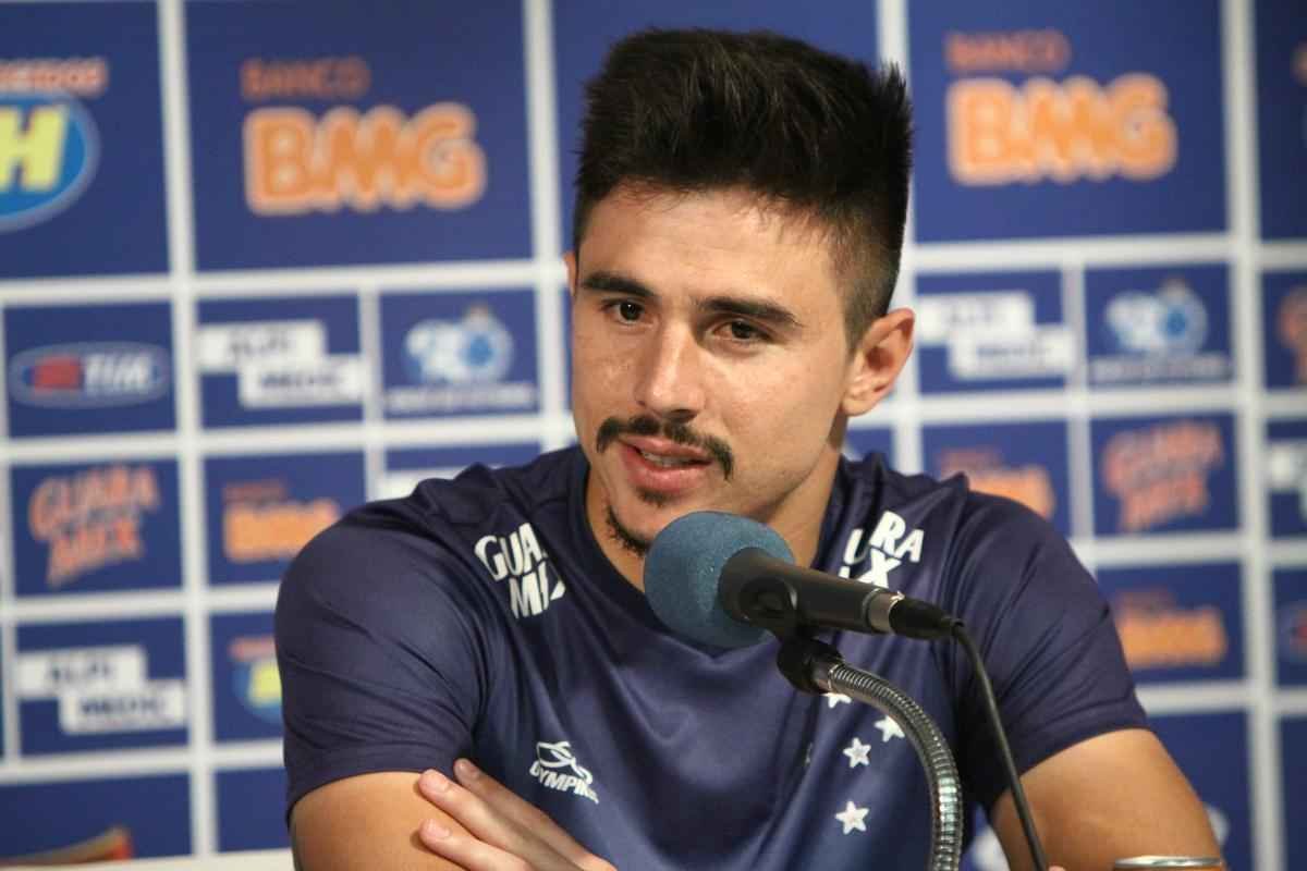 Marcelo Oliveira comandou treino tcnico e promoveu finalizaes na Toca da Raposa II
