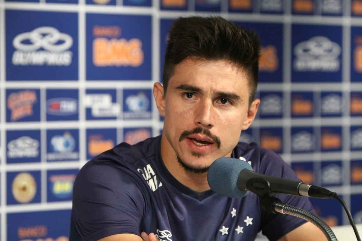 Marcelo Oliveira comandou treino tcnico e promoveu finalizaes na Toca da Raposa II