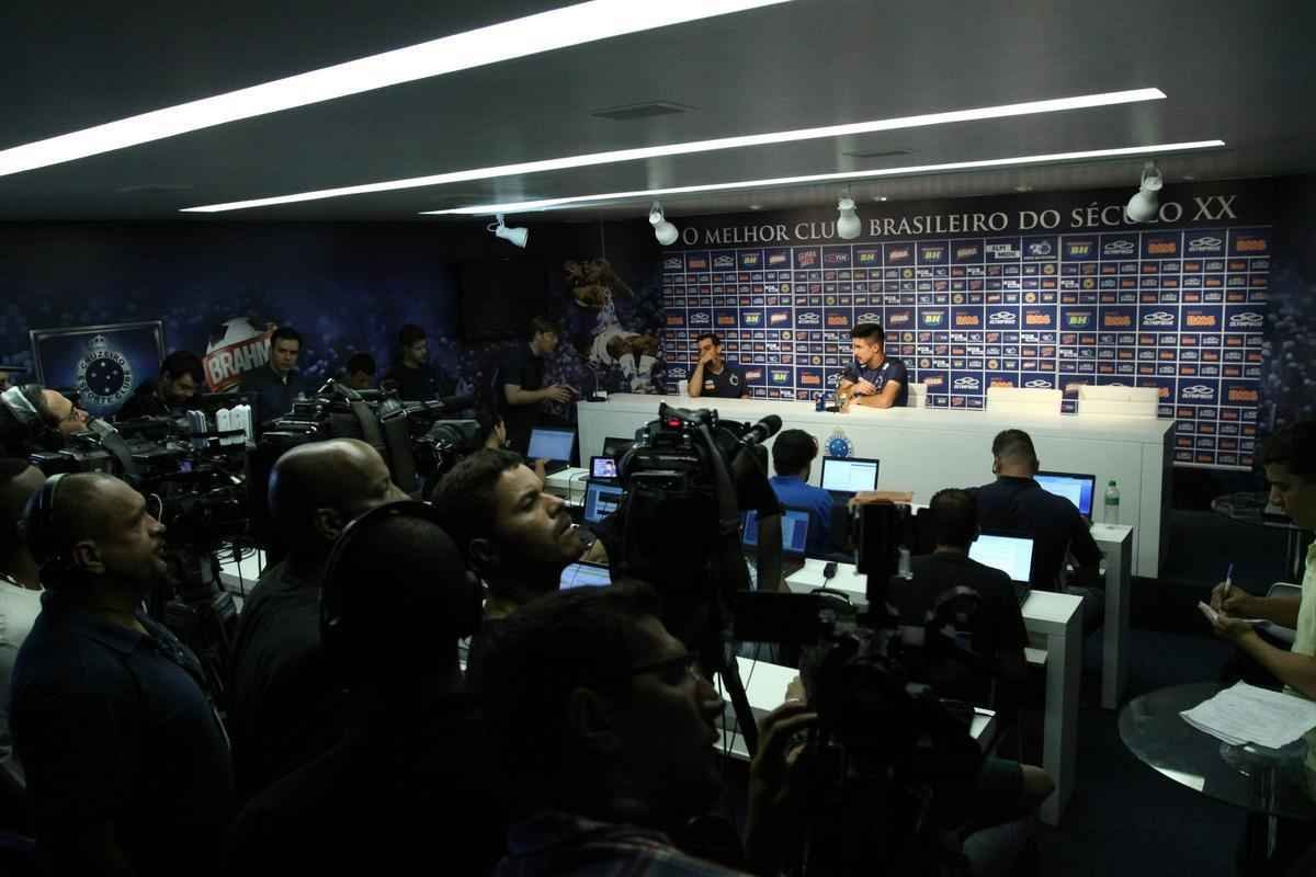 Marcelo Oliveira comandou treino tcnico e promoveu finalizaes na Toca da Raposa II