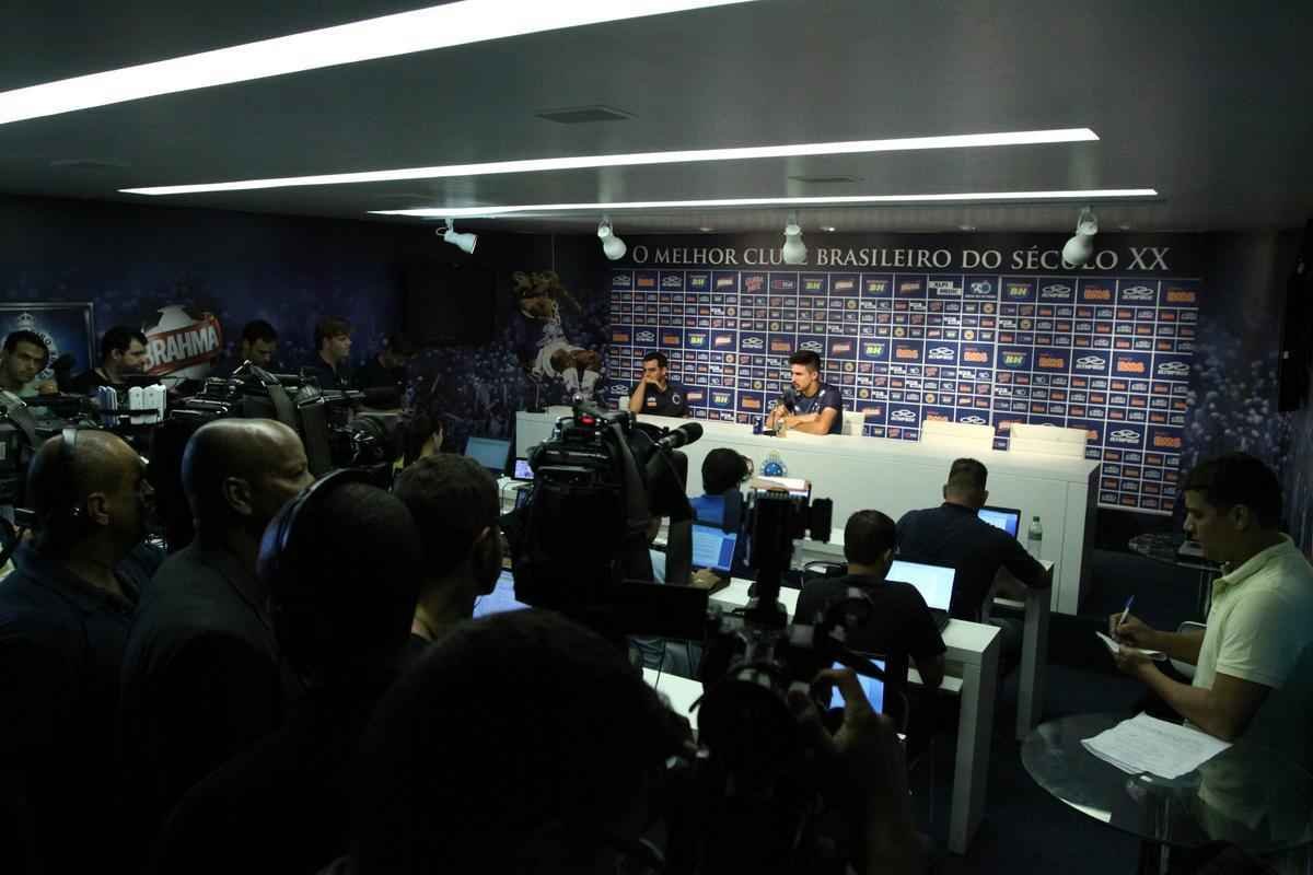 Marcelo Oliveira comandou treino tcnico e promoveu finalizaes na Toca da Raposa II