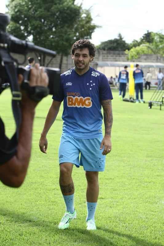 Marcelo Oliveira comandou treino tcnico e promoveu finalizaes na Toca da Raposa II