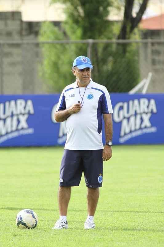 Marcelo Oliveira comandou treino tcnico e promoveu finalizaes na Toca da Raposa II