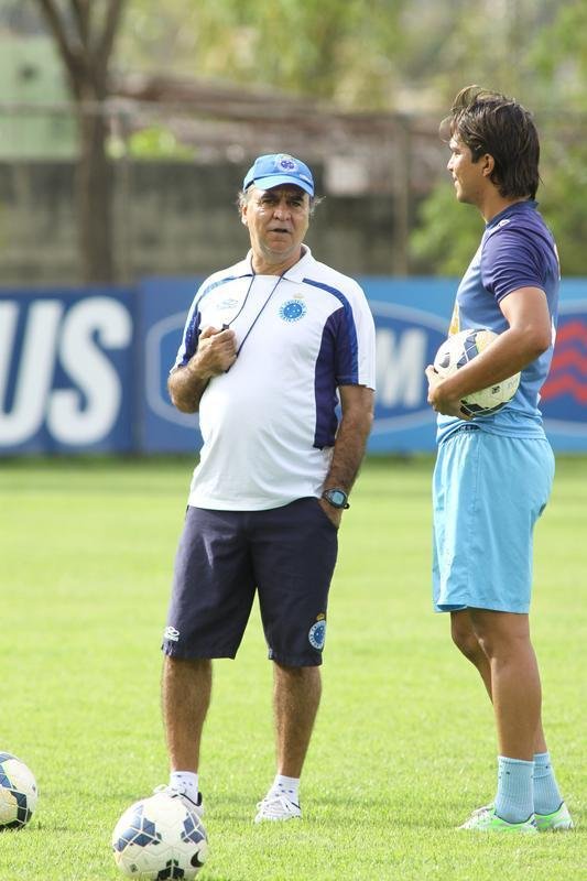 Marcelo Oliveira comandou treino tcnico e promoveu finalizaes na Toca da Raposa II