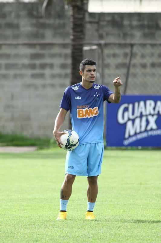Marcelo Oliveira comandou treino tcnico e promoveu finalizaes na Toca da Raposa II