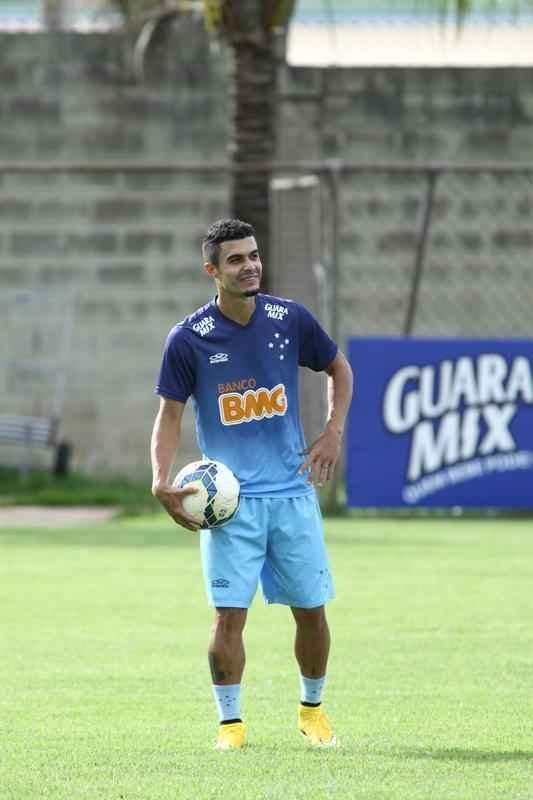 Marcelo Oliveira comandou treino tcnico e promoveu finalizaes na Toca da Raposa II