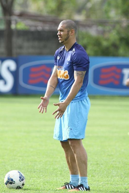 Marcelo Oliveira comandou treino tcnico e promoveu finalizaes na Toca da Raposa II