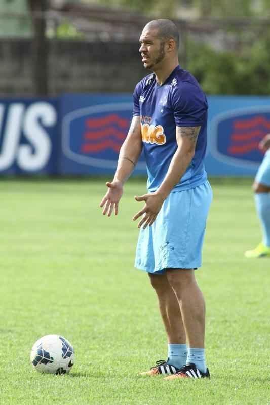 Marcelo Oliveira comandou treino tcnico e promoveu finalizaes na Toca da Raposa II
