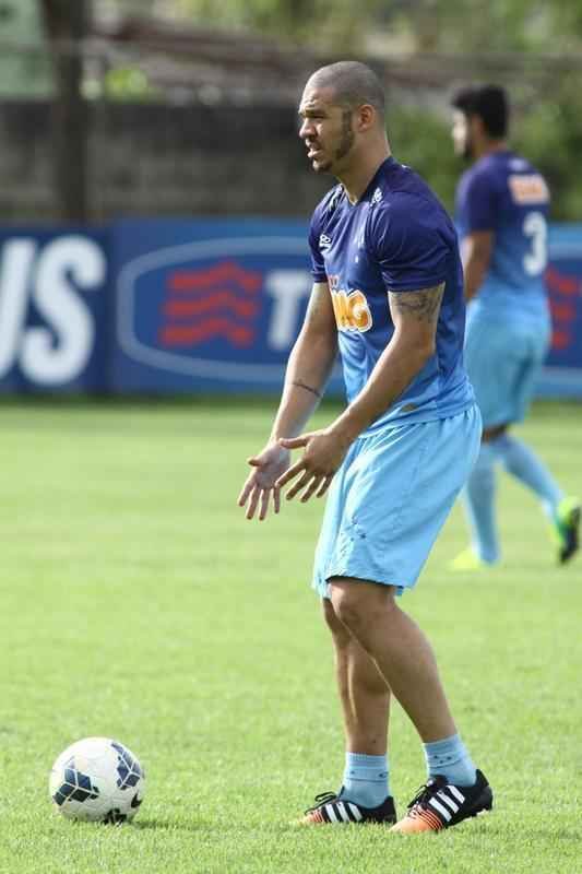 Marcelo Oliveira comandou treino tcnico e promoveu finalizaes na Toca da Raposa II