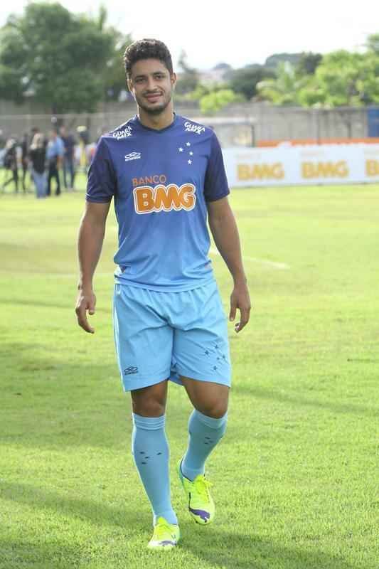 Marcelo Oliveira comandou treino tcnico e promoveu finalizaes na Toca da Raposa II