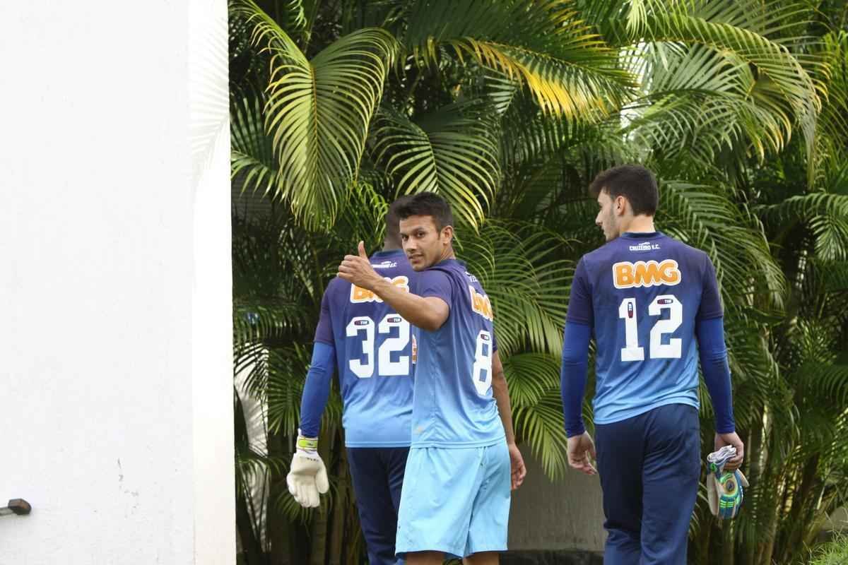 Marcelo Oliveira comandou treino tcnico e promoveu finalizaes na Toca da Raposa II