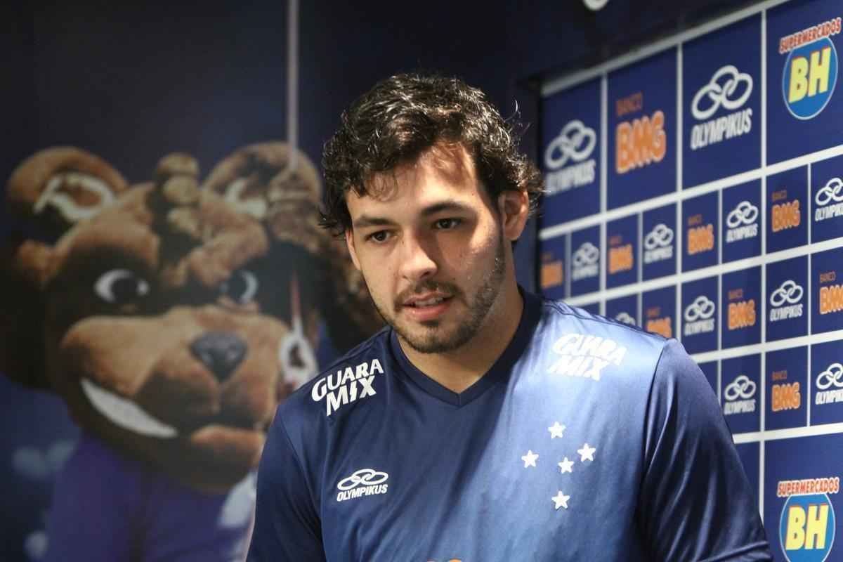 Marcelo Oliveira comandou treino tcnico e promoveu finalizaes na Toca da Raposa II