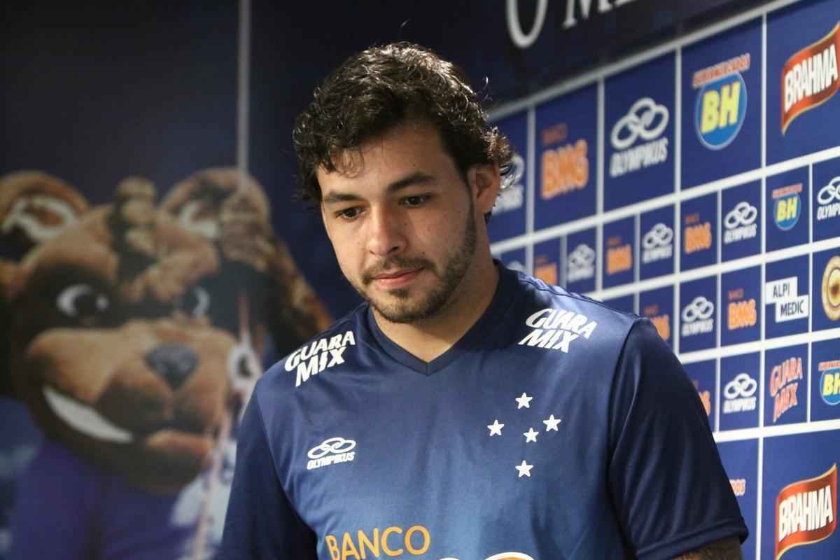 Marcelo Oliveira comandou treino tcnico e promoveu finalizaes na Toca da Raposa II