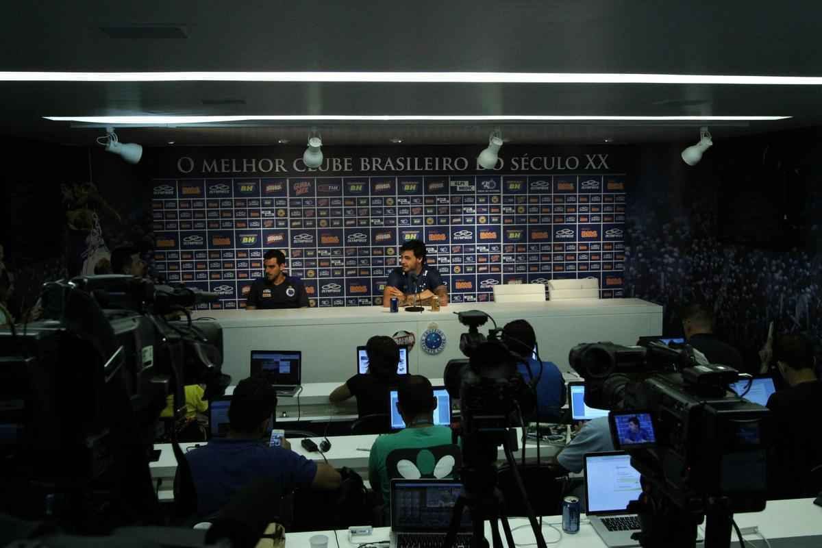 Marcelo Oliveira comandou treino tcnico e promoveu finalizaes na Toca da Raposa II