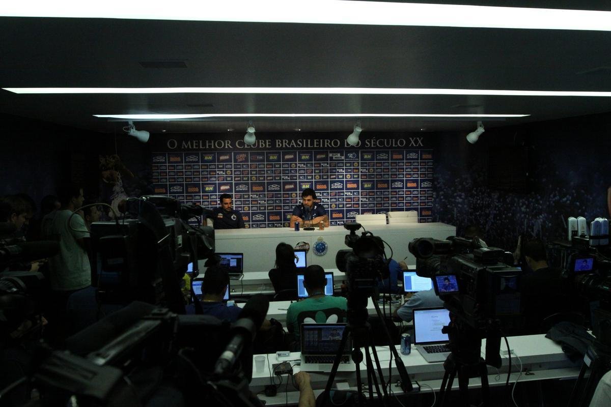 Marcelo Oliveira comandou treino tcnico e promoveu finalizaes na Toca da Raposa II