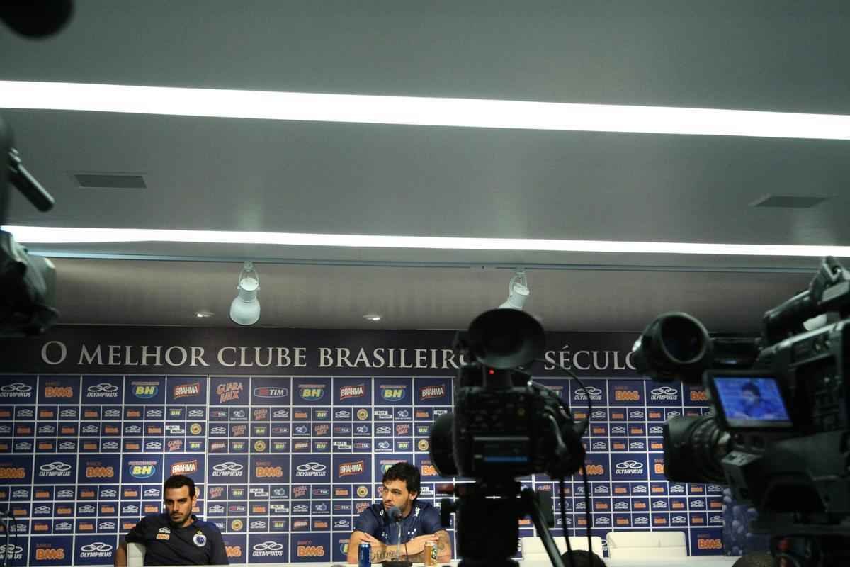 Marcelo Oliveira comandou treino tcnico e promoveu finalizaes na Toca da Raposa II