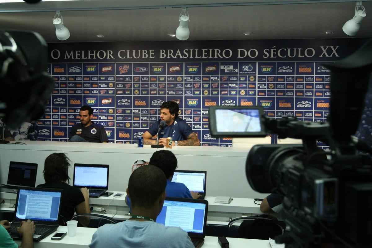Marcelo Oliveira comandou treino tcnico e promoveu finalizaes na Toca da Raposa II