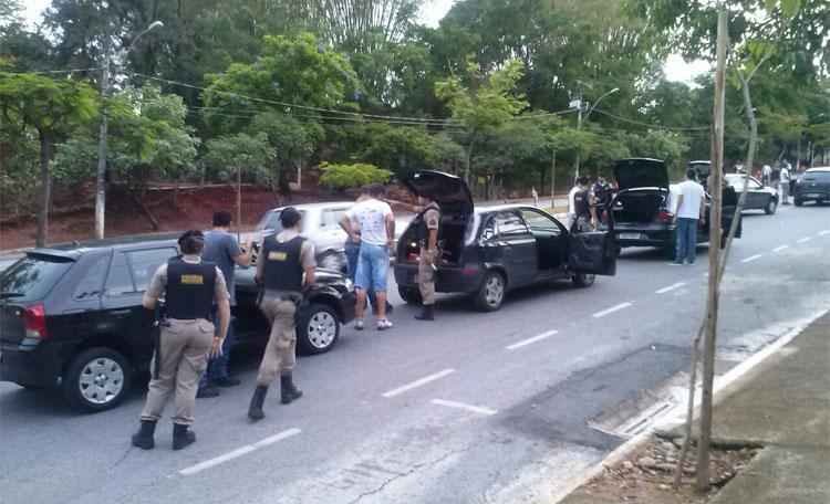 PM revista carros nas proximidades do Mineiro