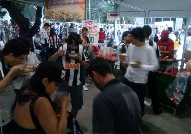 Atleticanos usufruem da estrutura de bares do Mineirinho antes da deciso