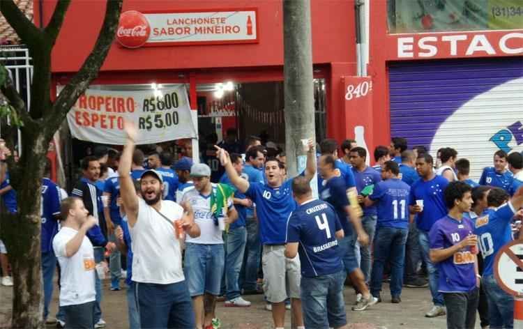 Cruzeirenses j nas proximidades do Mineiro