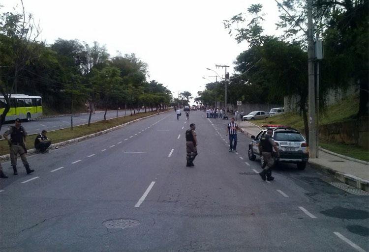PM revista carros nas proximidades do Mineiro