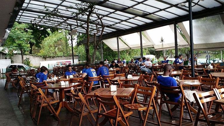Torcedores comeam a chegar aos bares da Pampulha. Na foto, o bar Juscelino, na orla da lagoa