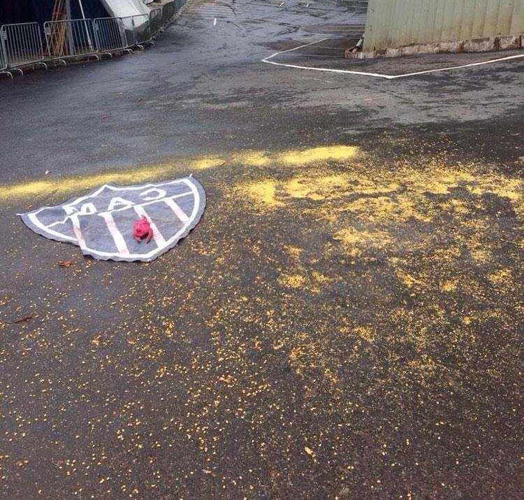 Em resposta  purpurina rosa jogada pela torcida do Atltico no entorno do Mineiro, os cruzeirenses jogaram milho na entrada do Mineirinho - local que servir de concentrao para os alvinegros que entraro no Mineiro