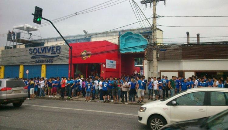 Torcedores do Cruzeiro concentrados em bares. Tendncia  que muitos dizem para entrar no estdio mais tarde, j que no interior no se vende cerveja
