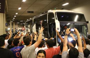 Ônibus alvinegro foi recebido pelos torcedores no hall do estádio
