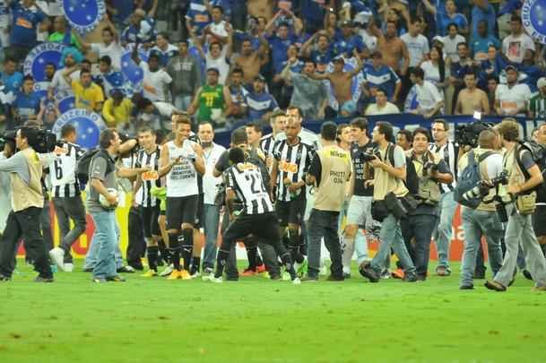 Capito Leonardo Silva ergue a taa e jogadores festejam o ttulo indito da Copa do Brasil