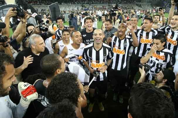 Capito Leonardo Silva ergue a taa e jogadores festejam o ttulo indito da Copa do Brasil