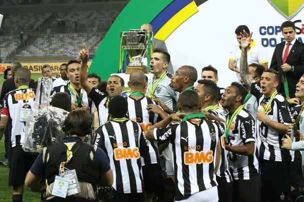 Capito Leonardo Silva ergue a taa e jogadores festejam o ttulo indito da Copa do Brasil