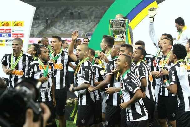 Capito Leonardo Silva ergue a taa e jogadores festejam o ttulo indito da Copa do Brasil